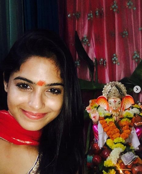 Naina Ganguly with the idol of Lord Ganesha