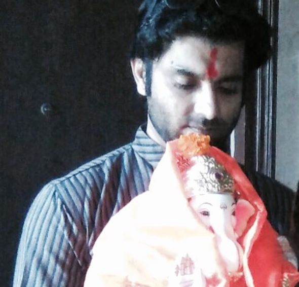 Santosh Juvekar with the idol of Lord Ganesha