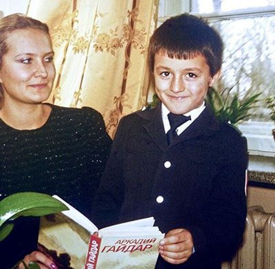 Childhood Picture of Lex Fridman with his Mother