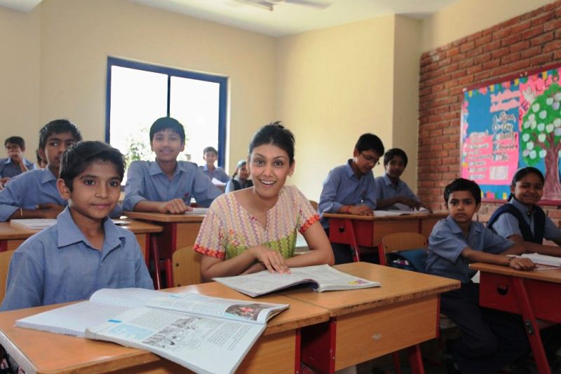 Roshni Nadar with Vidyagyan students