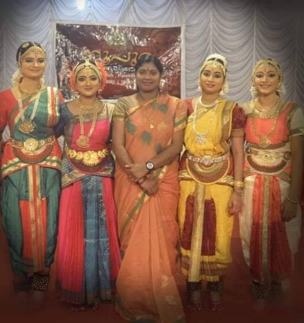 Nandana Varma with her dance group
