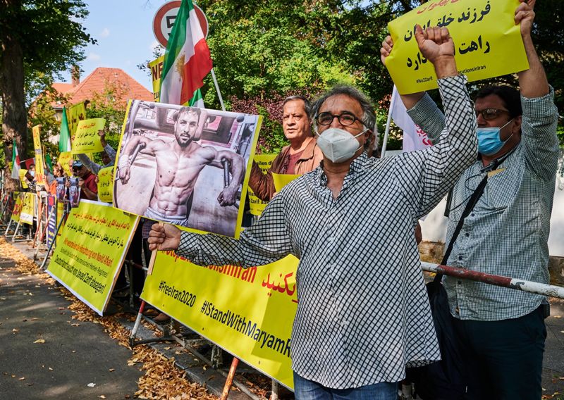 A group of protestors against Navid Afkari's execution