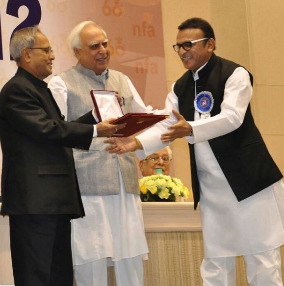 Annu Kapoor receiving an award