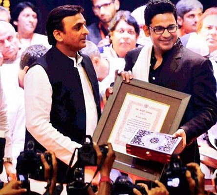 Manoj Muntashir Receiving his Yash Bharati Award