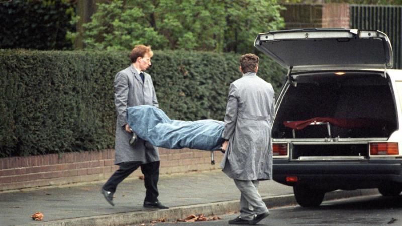 Rohwedder’s body being removed from his Düsseldorf villa