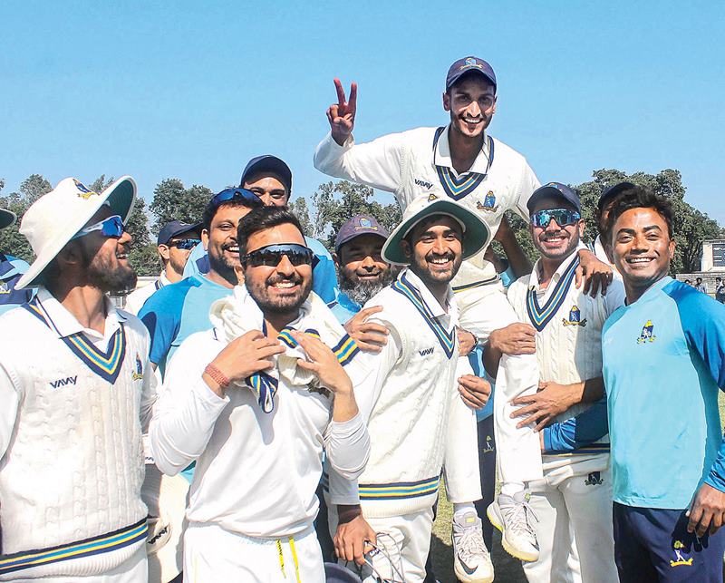 Shahbaz Ahmed carried on shoulders by his teammates after his all-round performance helped Bengal reach Ranji Trophy quarter final in 2020