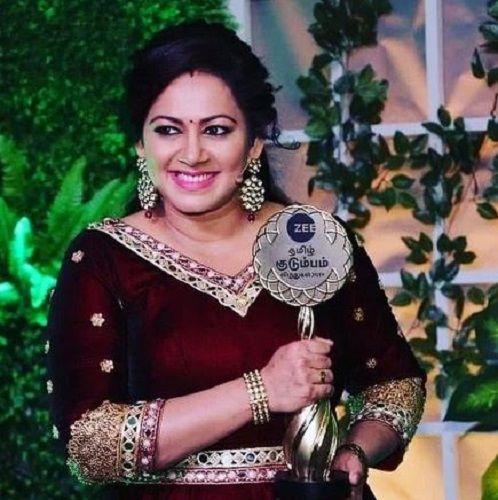 Archana Chandhoke With Her Award
