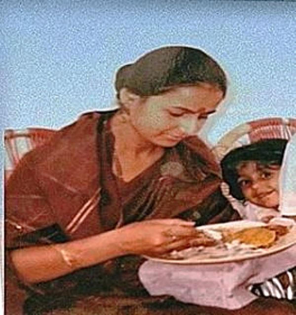Childhood picture of Ayesha Singh with her mother