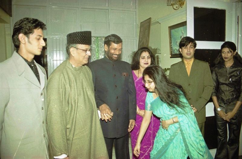 (From left to right) Chirag Paswan, former PM V.P. Singh, Ram Vilas Paswan and Reena Paswan. The Paswans’ daughter Asha is seen far right
