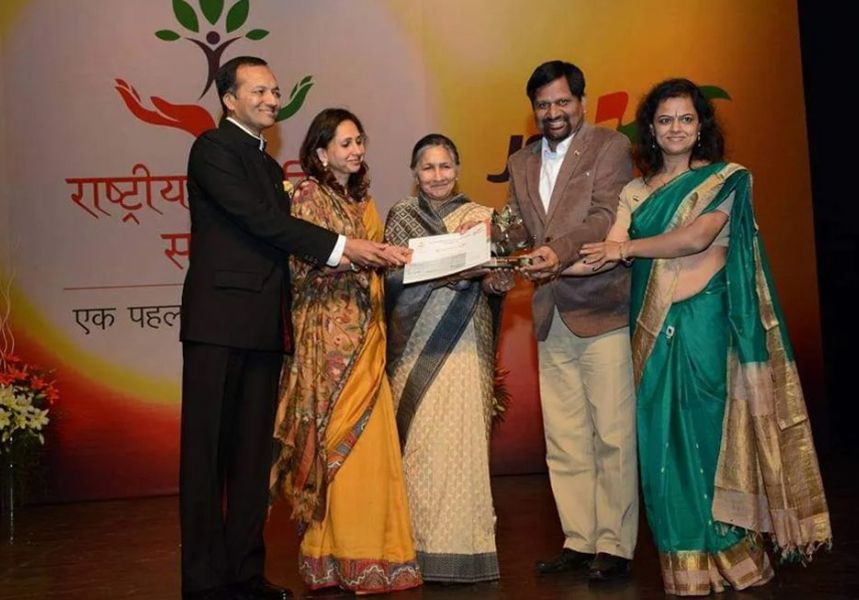 Gyanendra and Monica Purohit Receiving Rashtriya Swayam Siddh Samman by Jindal Steel Foundation