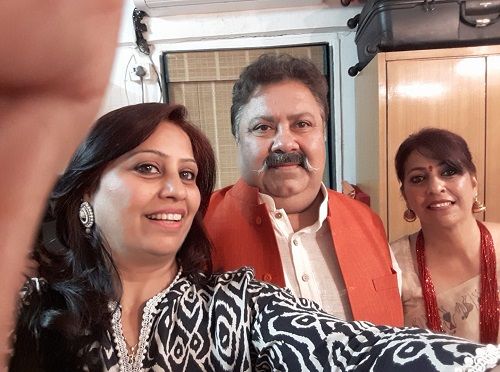 Manoj Pahwa With His Sisters