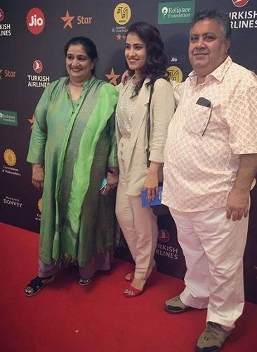 Manoj Pahwa With His Wife and Daughter