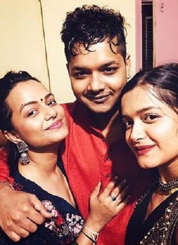 Nidhi Moony Singh With Her Brother and Sister