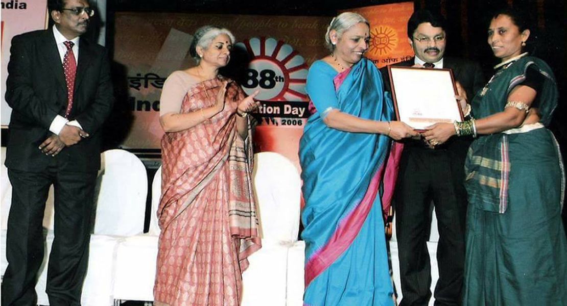 Phoolbasan Bai Yadav Receiving Award from Union Bank of India