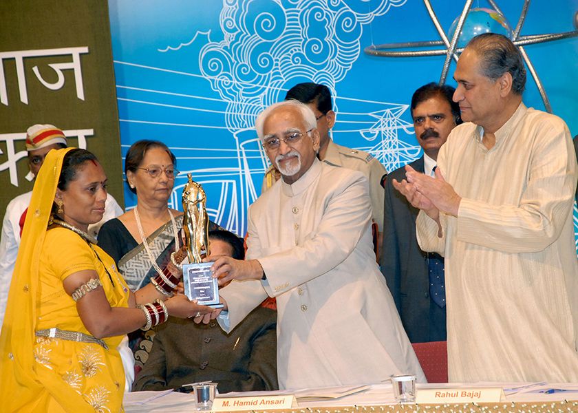 Phoolbasan Bai Yadav Receiving Jamnalal Bajaj Award