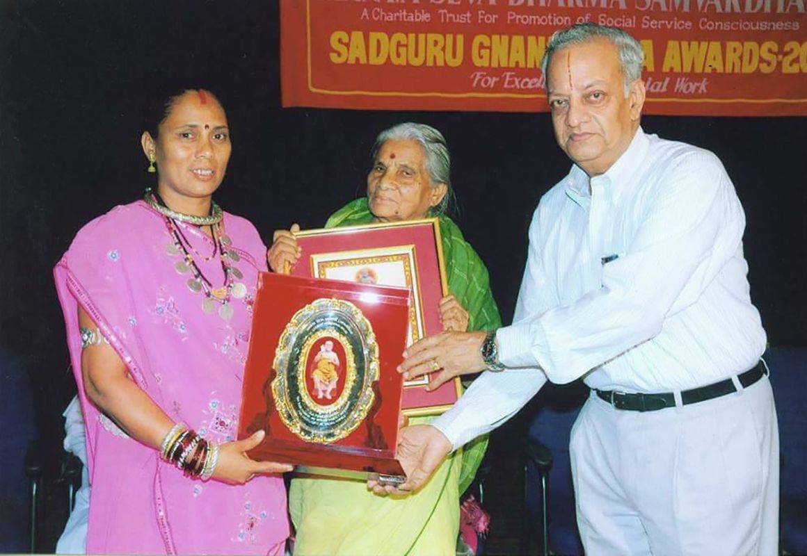 Phoolbasan Bai Yadav Receiving Sadguru Gnanananda National Award