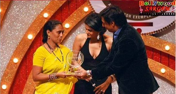 Phoolbasan Bai Yadav Receiving Zee TV Astithva Award