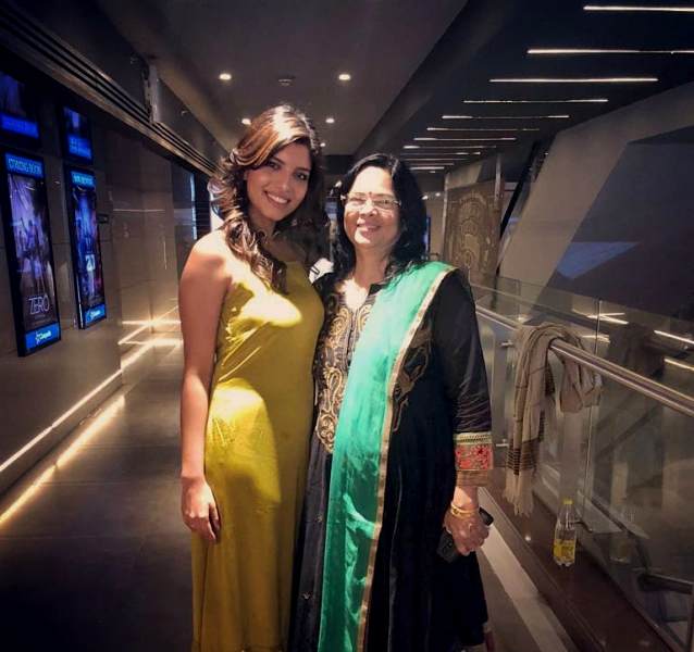 Riya Deepsi with her mother