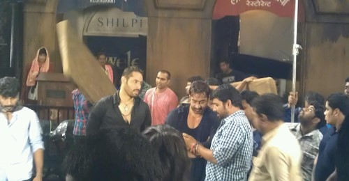 Shaji Choudhary with Ajay Devgan during the shooting of Action Jackson