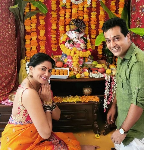 A picture of Kavita Kaushik with an idol of lord Ganesha