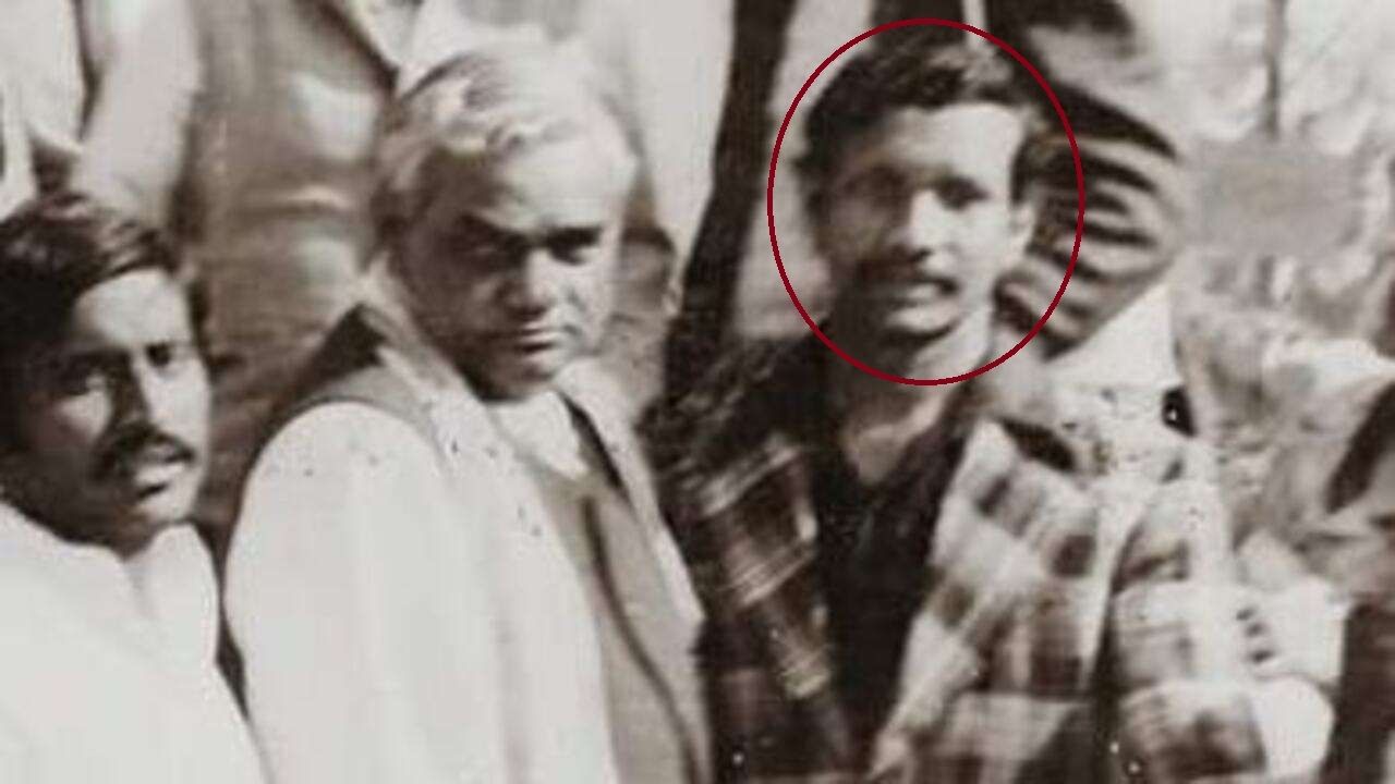 An old picture of Tarkishore Prasad with the former Indian PM Atal Bihari Vajpayee