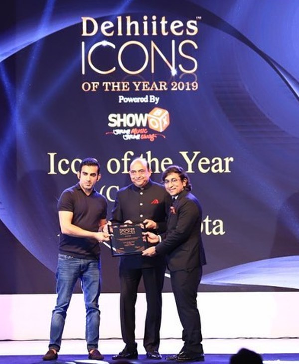 Appurv Gupta receiving Delhiites Icon Of The Year Award (2019)
