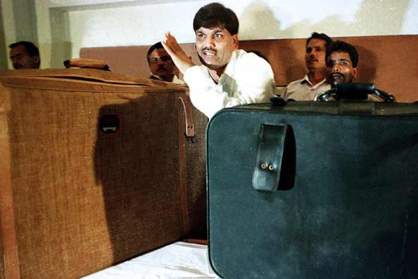 Harshad Mehta before the media at Taj Hotel, Mumbai, showing the suitcase in which he gave the sum of Rs. 1 crore to Narasimha Rao
