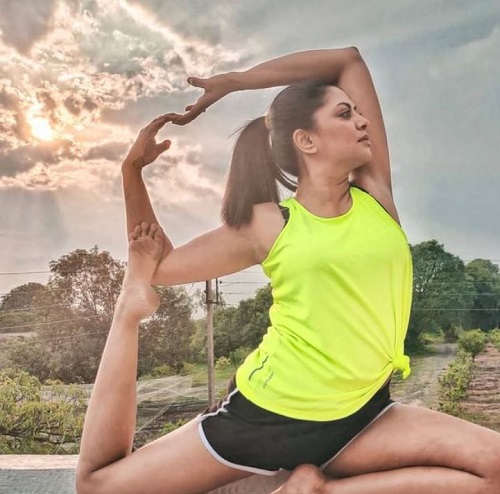 Kavita Kaushik performing yoga aasan