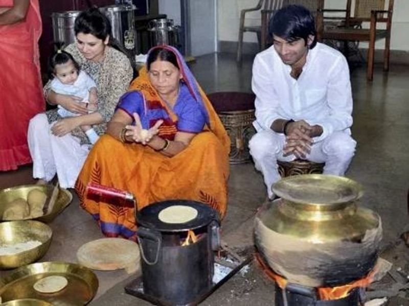 Rabri Devi cooking for her family