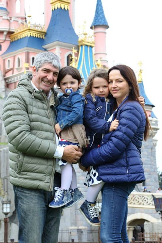 Federica Cappelletti with Paolo Rossi and their daughters, Maria and Sofia at Disneyland
