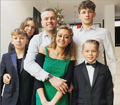 Ella Purnell with her father, stepmother, and half-brothers