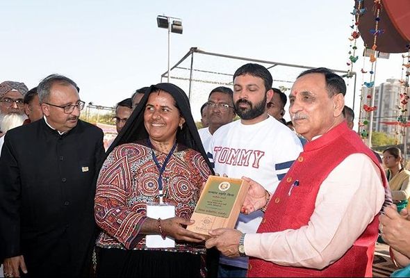 Pabiben Rabari being honoured by Chief Minister of Gujarat