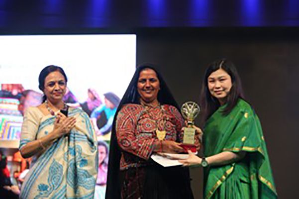 Pabiben Rabari receiving her Prerna Award