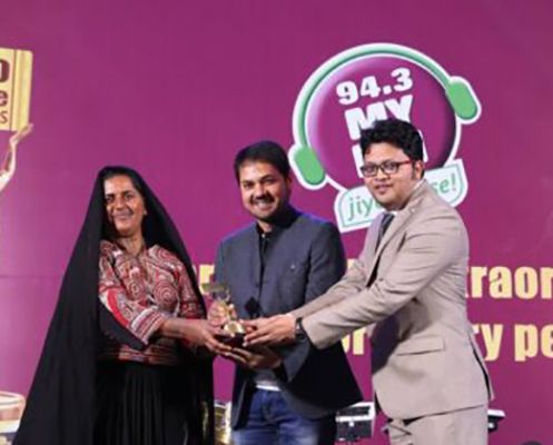 Pabiben Rabari receiving My FM Jiyo Dil Se Award