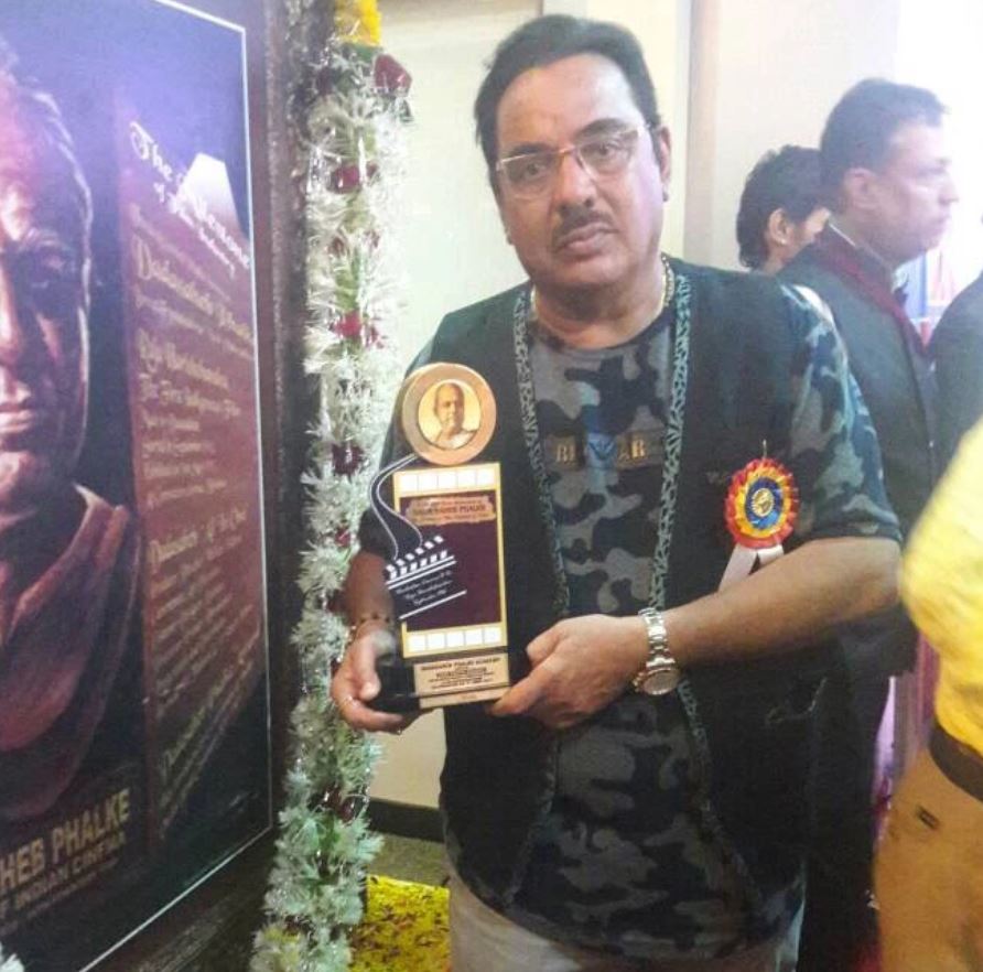 Pappu Khanna with Dada Saheb Phalke Academy Award