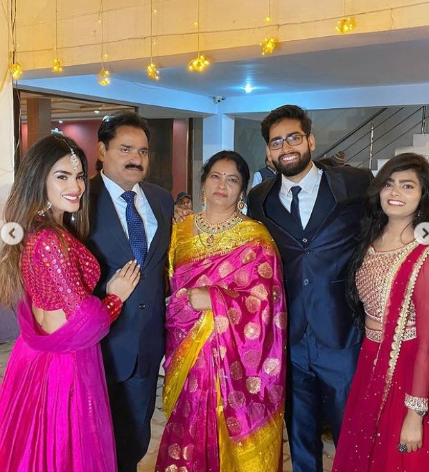 Sakshi Dwivedi with her family