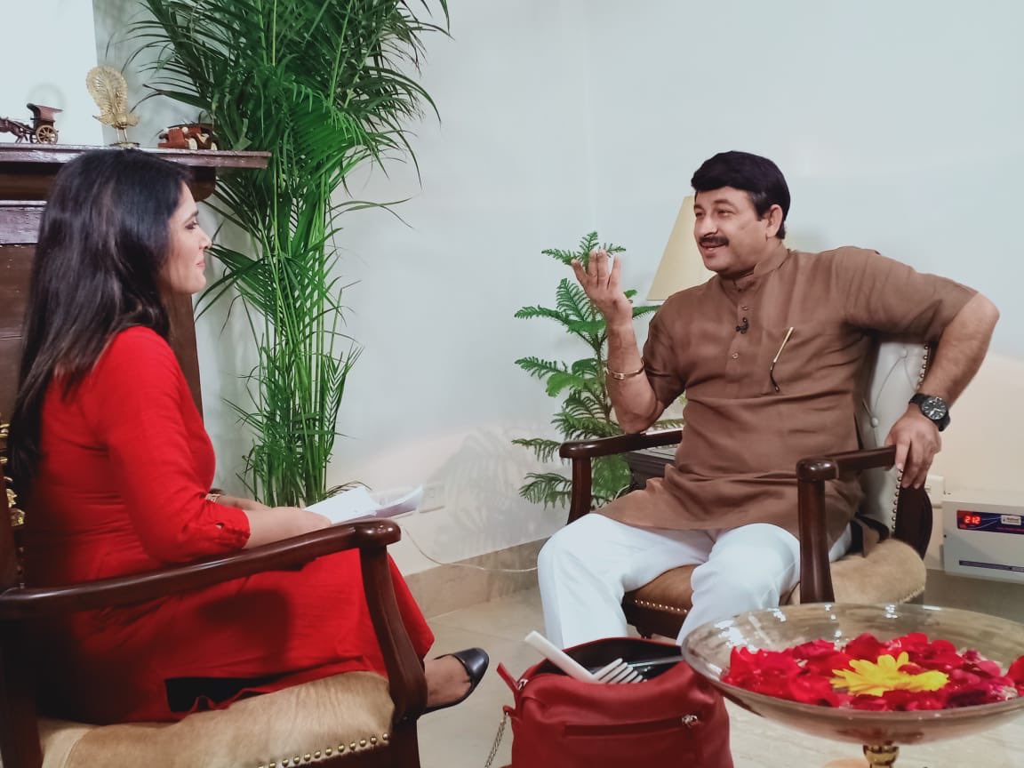 Shahla Nigar interviewing Manoj Tiwari on the show Khas Mulakat Sitaro ke Sath