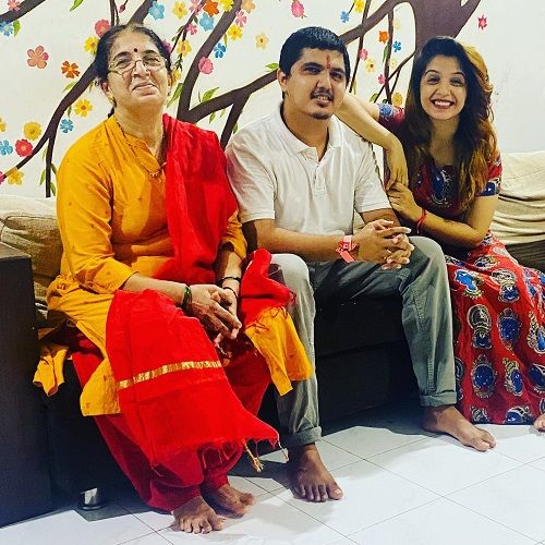 Snehlata Vasaikar with her mother and brother