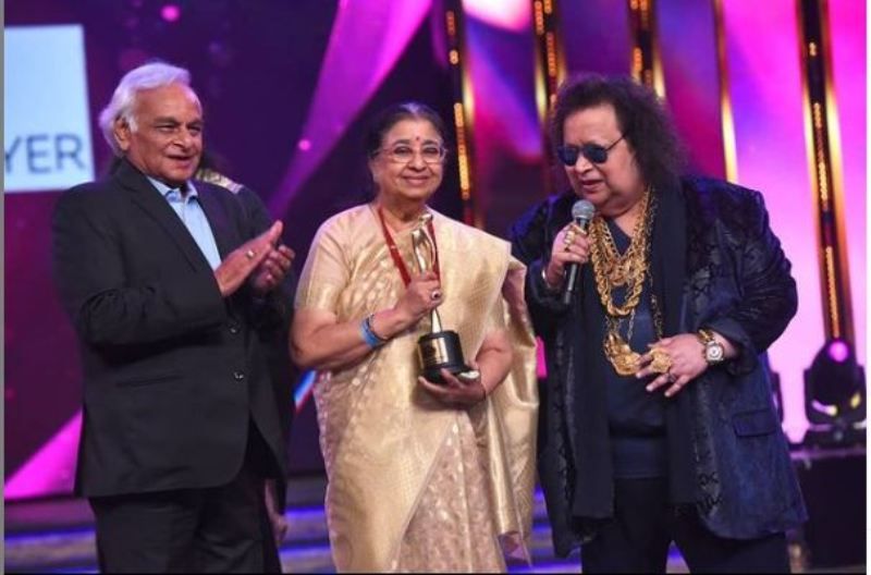 Usha Mangeshkar while receiving Lifetime Achievement Award