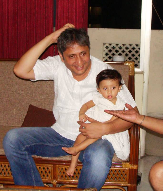 A picture from 2013 showing Nayana's husband Ravish Kumar with their younger daughter