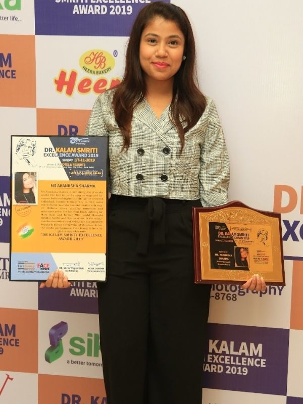 Akanksha Sharma winning the Dr Kalam Smriti Excellence Award for remarkable achievement in field of Media