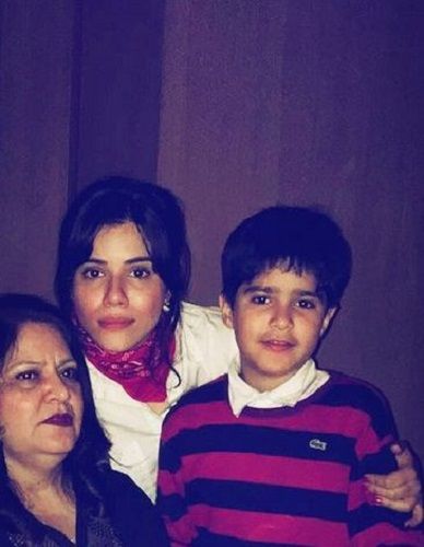 An old picture of Roshni Bhatia with her mother and son
