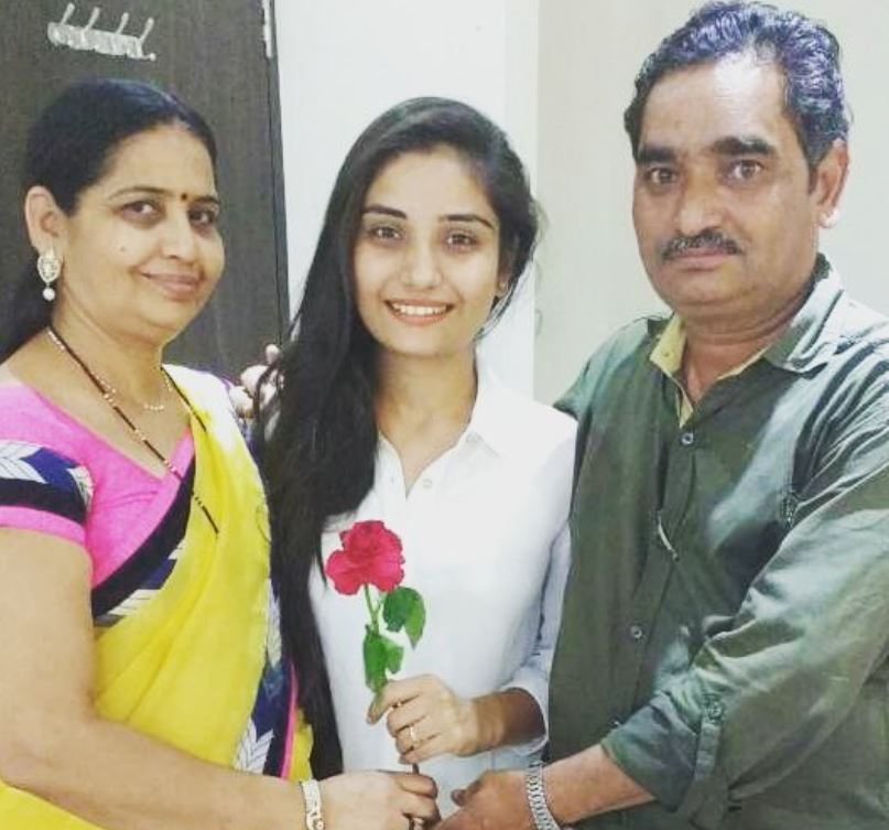 Khushboo Atre with her parents