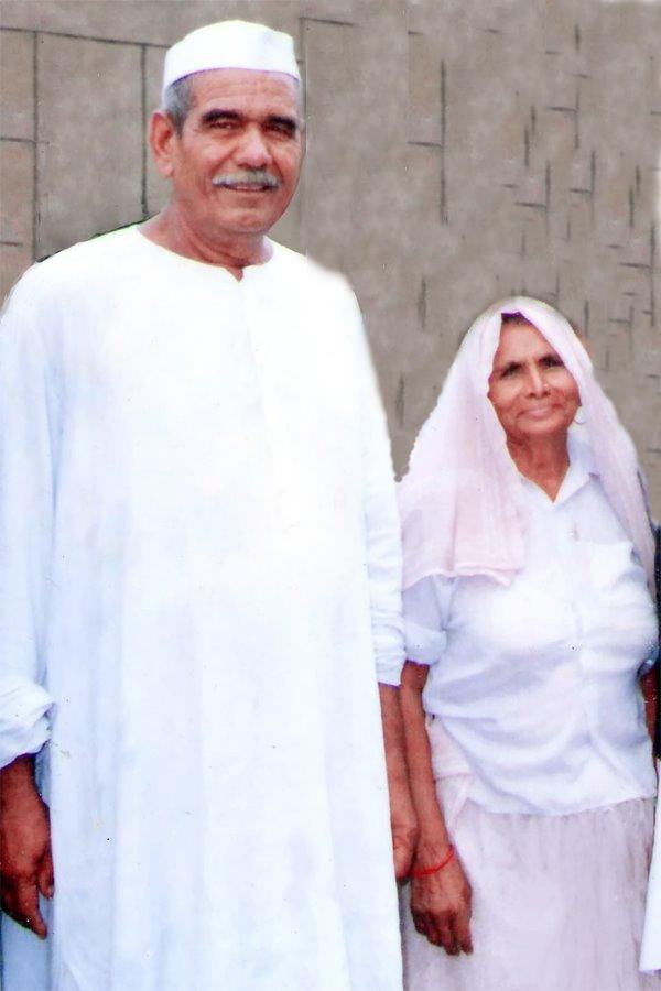 Mahendra Singh Tikait with his wife Baljori Devi