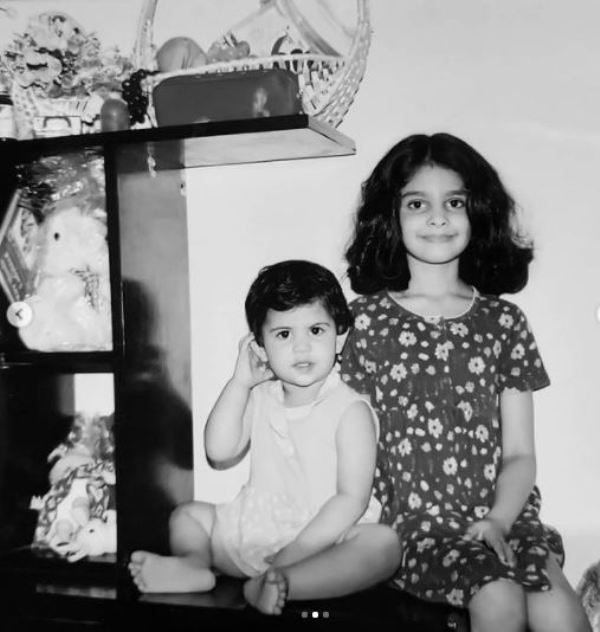 Manasa Varanasi with her younger sister