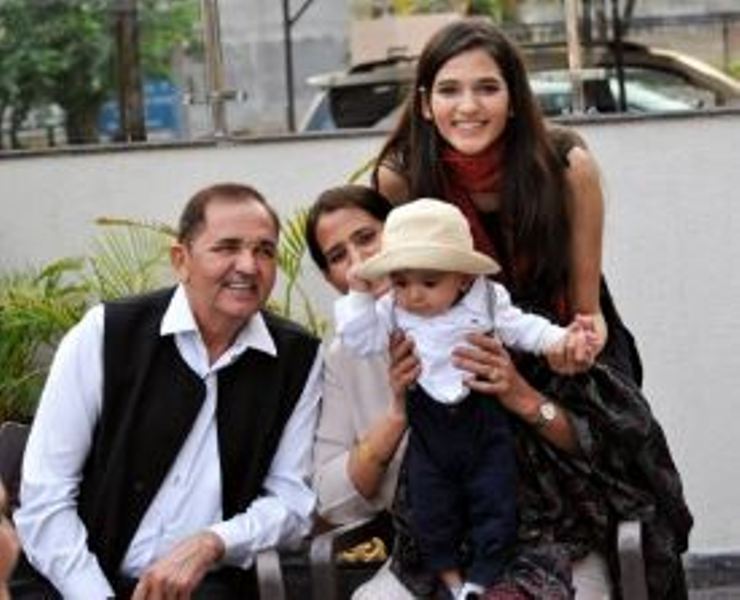 Manika Sheokand with her parents and nephew