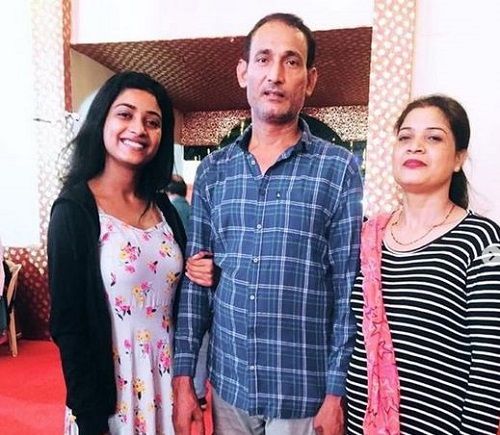 Manya Singh with her parents