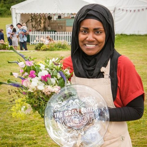 Nadiya Hussain with the winning award plate for The Great British Bake Off 2015