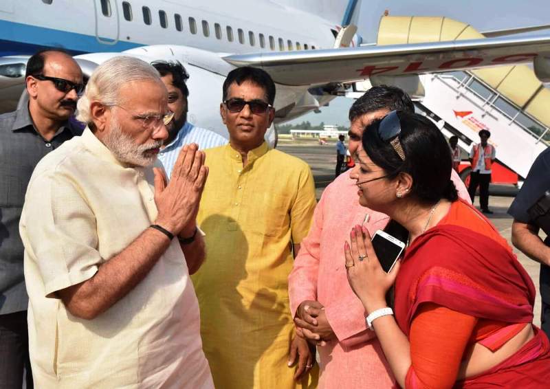Priyanka Tibrewal greeting Narendra Modi at the Calcutta Airport