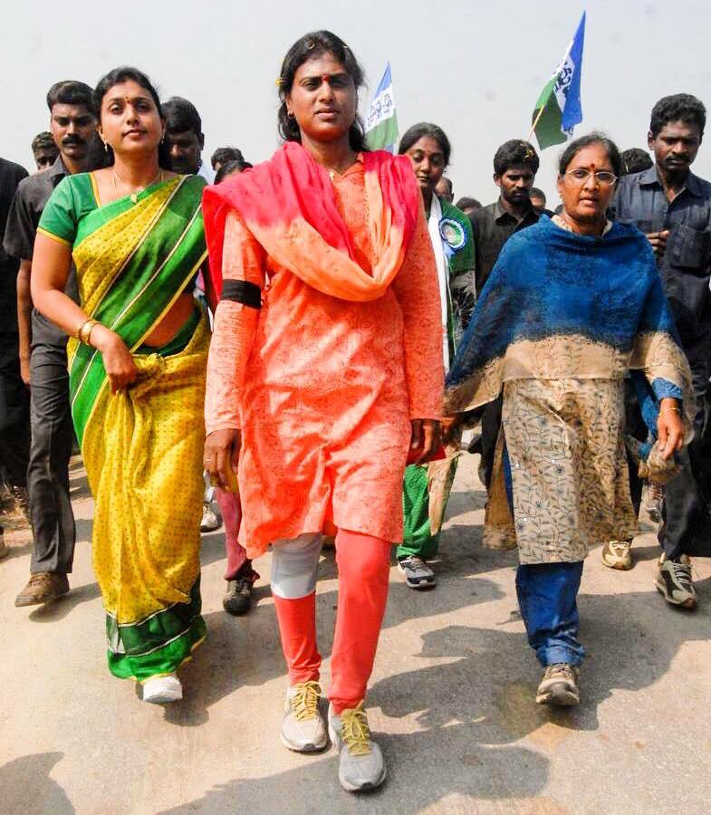 Y.S. Sharmila walking during Maro Praja Prasthanam padyatra on 2 December 2012